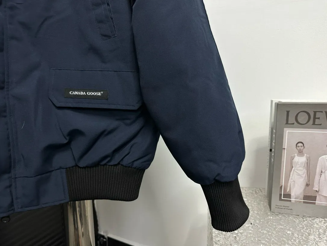 P780 [Canada goose] 01 Exdition Parka Down Jacket for Couples. Genuine original version. You need to compare with the genuine product at any time. All accessories are custom-made from the original factory. 💯The softness and hardness of the fabric is compared with the original one. It can be restored by kneading at will (fabric misunderstanding: fabrics with high hardness are not waterproof. Only those who buy the latest authentic version this year will notice the softness and comfort of the fabric) 💯The down is synchronized with the genuine white duck down, fluffy and not lumpy. Electronically controlled velvet filling machine 💯Customized zippers with genuine YKK military-grade copper core zipper pullers, high hardness and no jamming 💯The fur collar is purchased from Western Canada coyote skin original customization 💯All workmanship and wiring are controlled by workers with more than ten years of service. They must be horizontal and vertical, and are not crooked. The inner wiring density is more sophisticated. Feel free to compare 💯label, collar label, washed label, hangtag, zipper rope, pocket label Back label, collar velvet, Velcro fasteners, cuffs, all details are updated simultaneously with the original product. The best version, the most complete colors, battle all kinds of worldly goods, sizes: XS-XXL